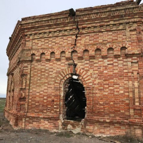 В Голопристанском районе вандалы разбирают на дрова здание масонского храма начала 18-го столетия