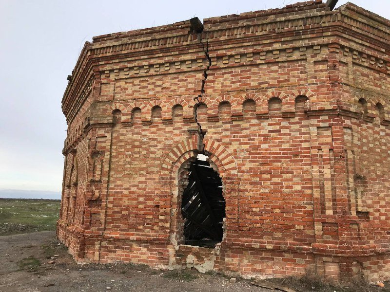 В Голопристанском районе вандалы разбирают на дрова здание масонского храма начала 18-го столетия