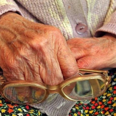 В Херсоне 91-летняя женщина стала жертвой экономического насилия со стороны родного сына