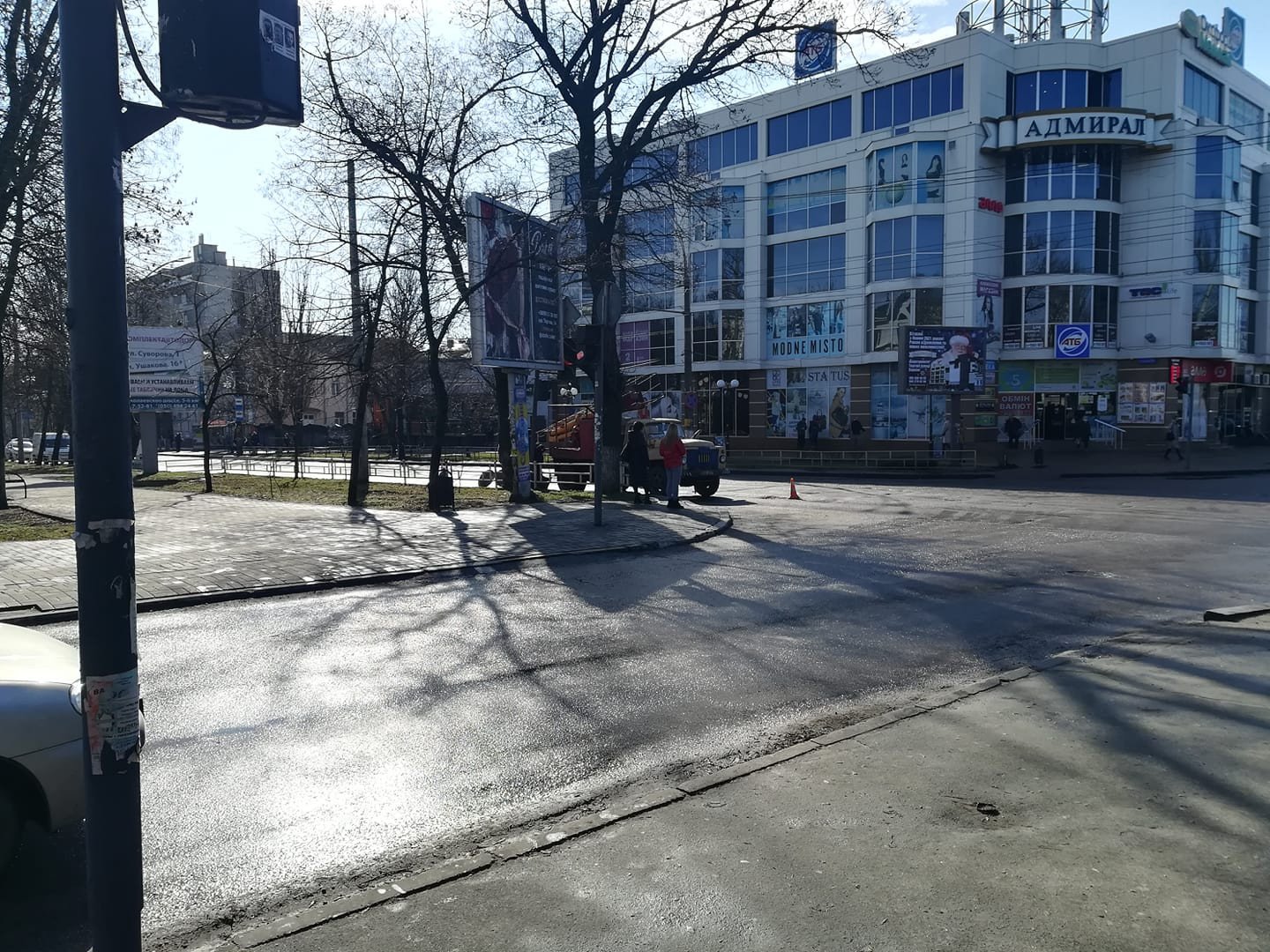 В Херсоне грузовик сбил светофор в центре города