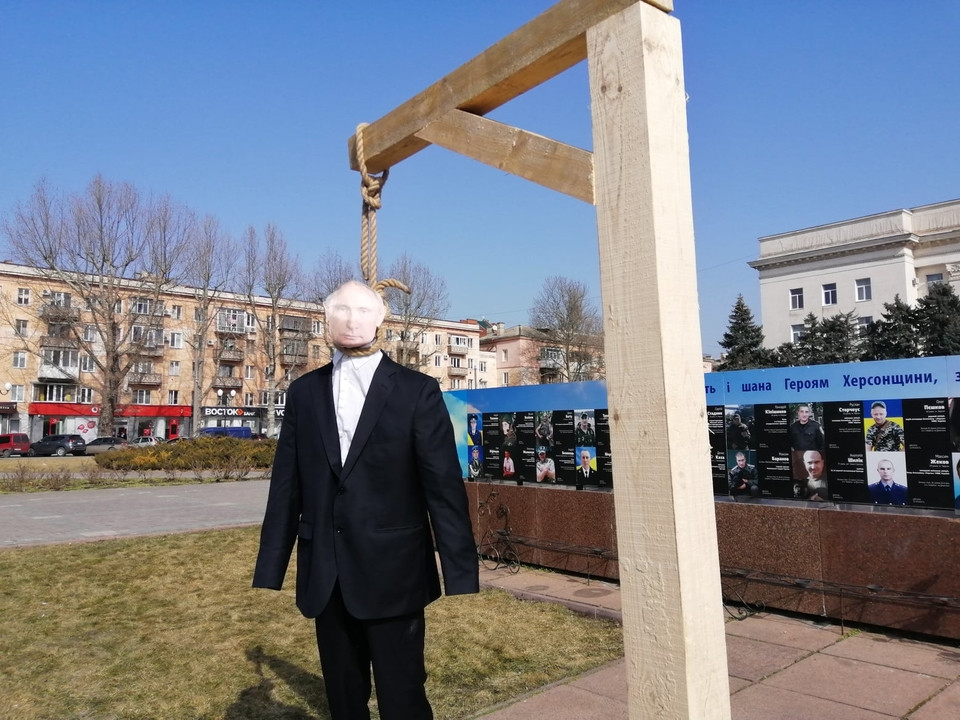 В Херсоне “казнили” чучело Путина