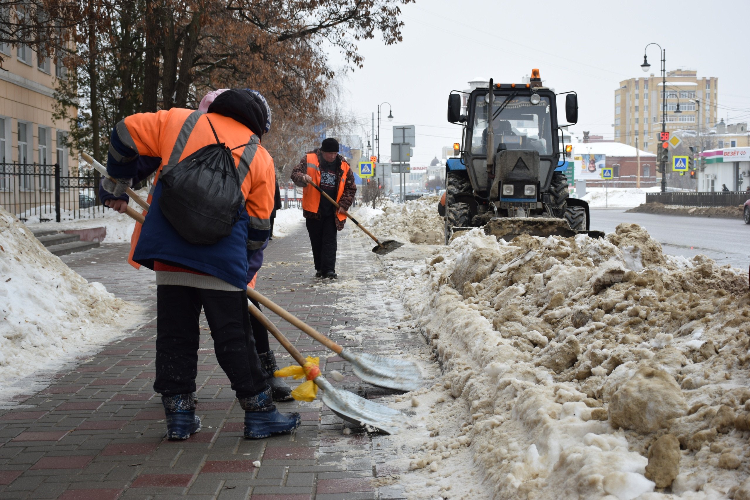 В Херсоне коммунальщики всю ночь расчищали дороги и тротуары от снега