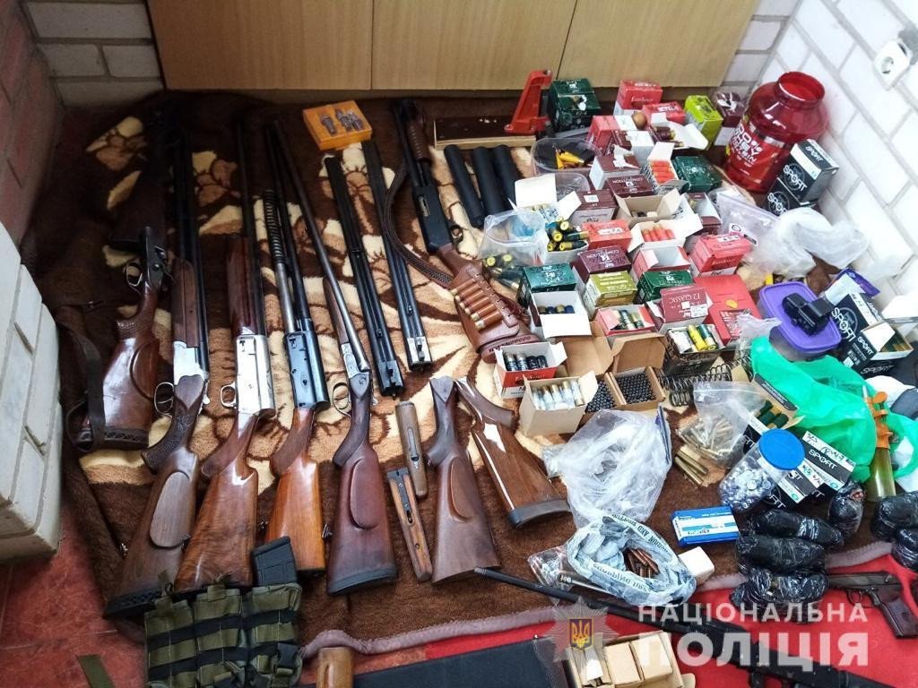 В Херсоне оперативники обнаружили арсенал огнестрельного оружия в доме местного жителя