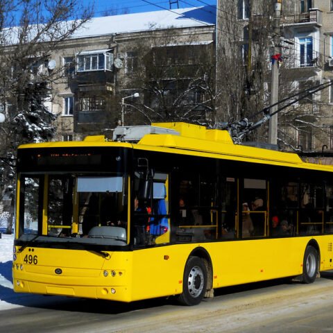 В Херсоне патрульные помогли потушить загоревшийся троллейбус