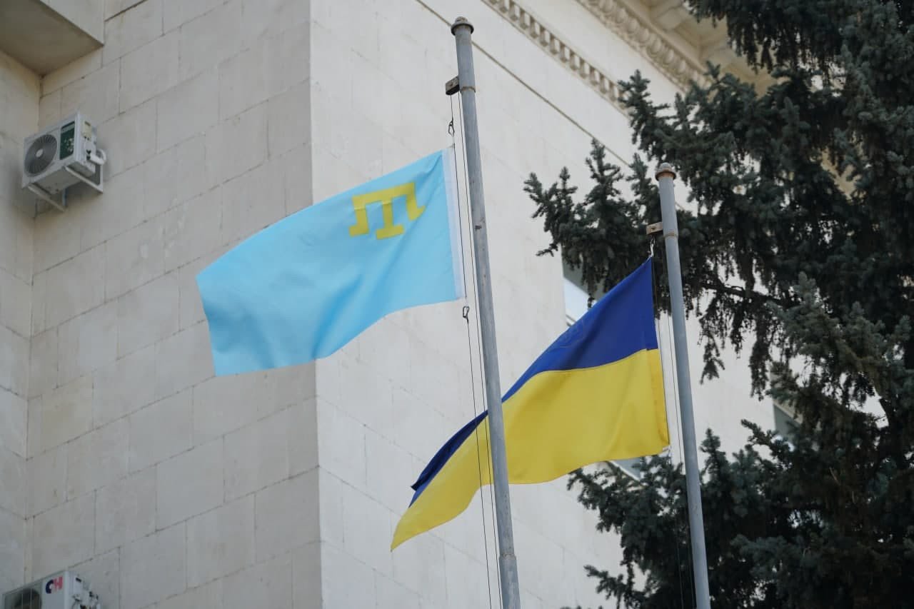 В Херсоне в поддержку единства Украины подняли крымскотатарский флаг