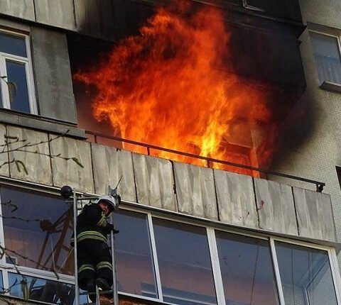 В Херсоне загорелся балкон жилого дома: спасатели оперативно ликвидировали пожар