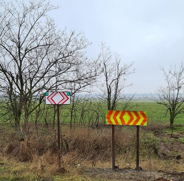 В Херсонской области люди сами устанавливают дорожные знаки