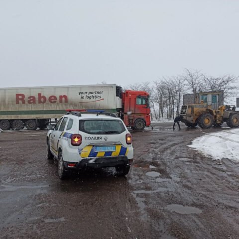 В Херсонской области дорожники с патрульными полицейскими помогли водителю грузовика