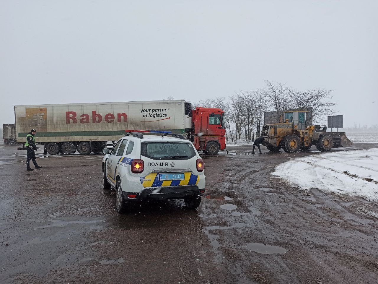 В Херсонской области дорожники с патрульными полицейскими помогли водителю грузовика