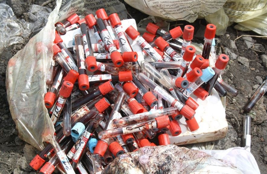 В Николаевской и Киевской областях нашли свалки с тоннами “ковидных” и других опасных медицинских отходов