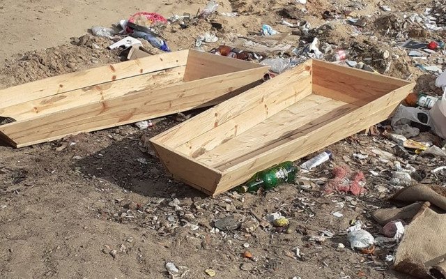 В Новой Каховке на стихийной свалке обнаружили гроб