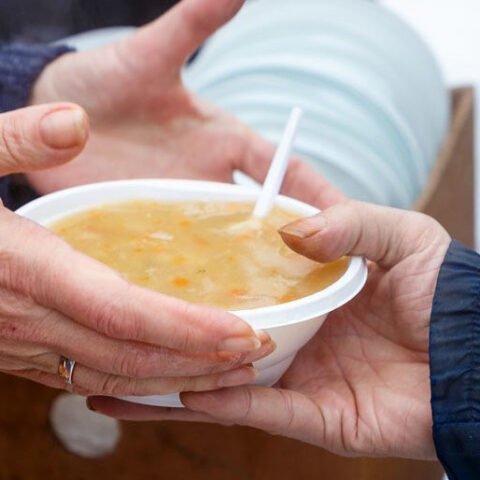 В Новой Каховке организовали раздачу горячих обедов малоимущим гражданам