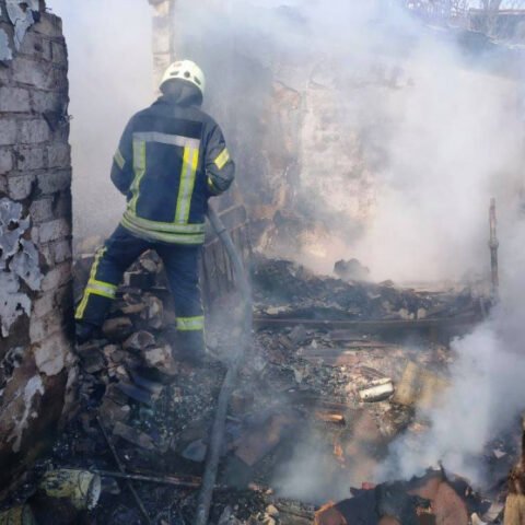 В пригороде Херсона из-за неосторожного обращения с огнем сгорела хозяйственная постройка