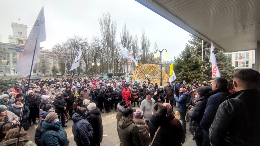 В центре Херсона собрался масштабный митинг — предприниматели боятся потерять работу