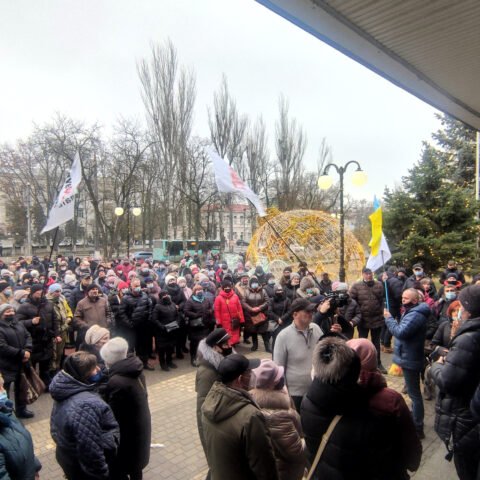 В центре Херсона собрался масштабный митинг — предприниматели боятся потерять работу