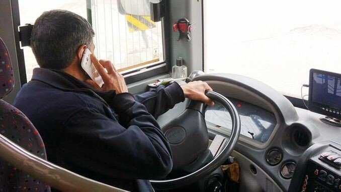 Водителя маршрутки отстранили от работы за разговоры за рулём