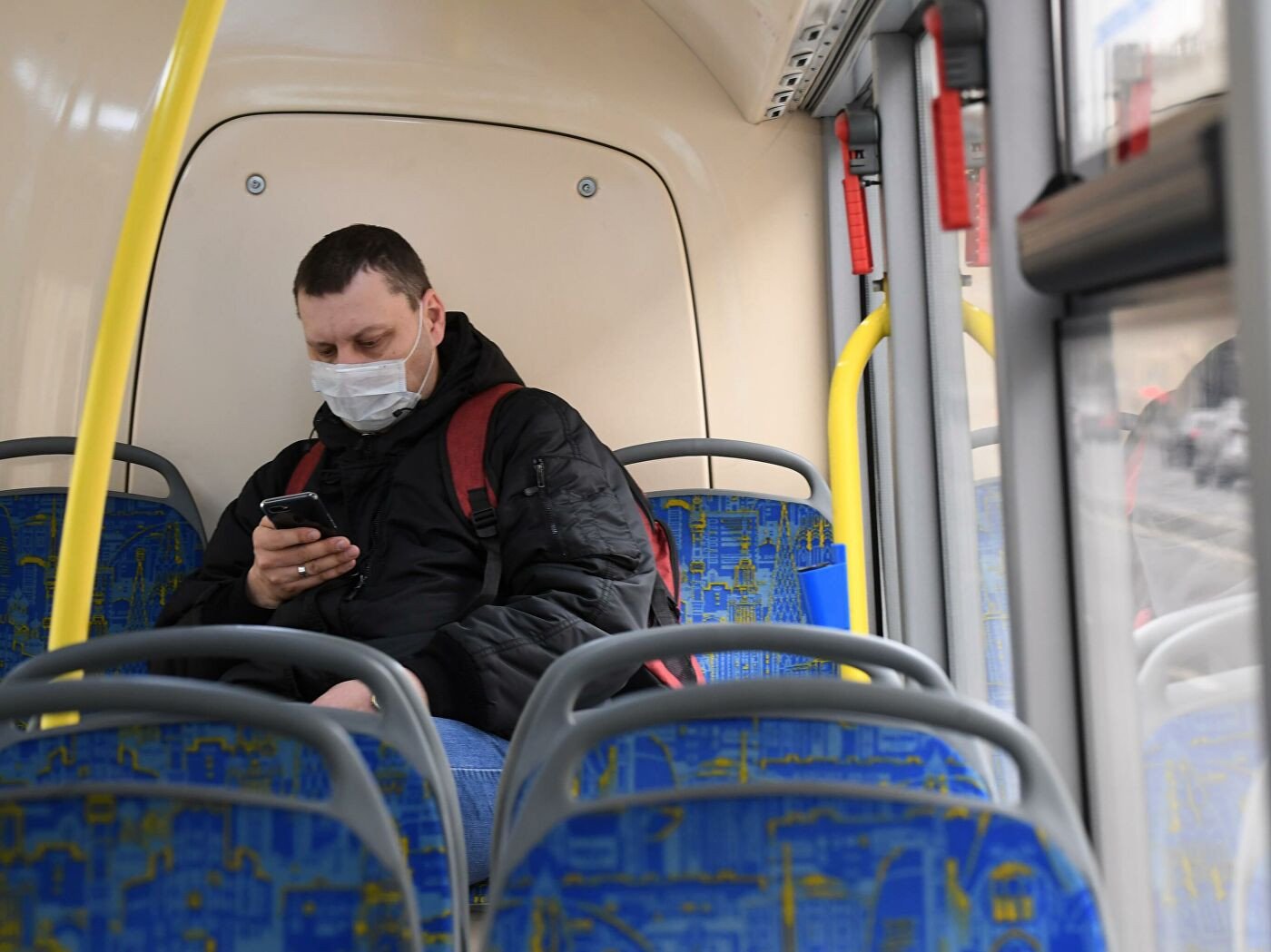 4 маски на лице и литр дезраствора — в Херсоне фанатик карантина шокировал пассажиров маршрутки
