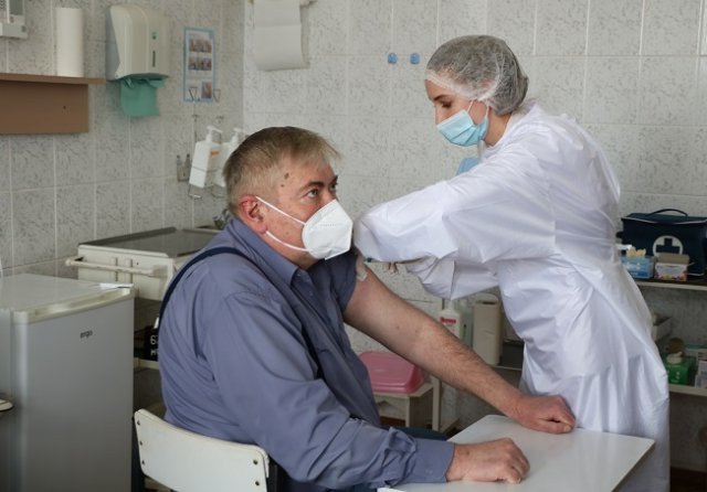 Главный государственный санитарный врач Херсонщины вакцинировался от COVID-19