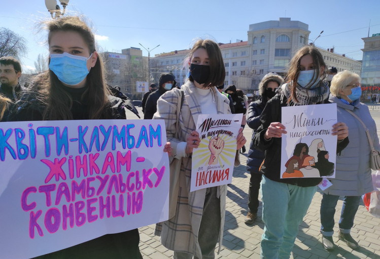 Херсонские активистки под охраной десятков полицейских провели перформанс и марш к Женскому дню