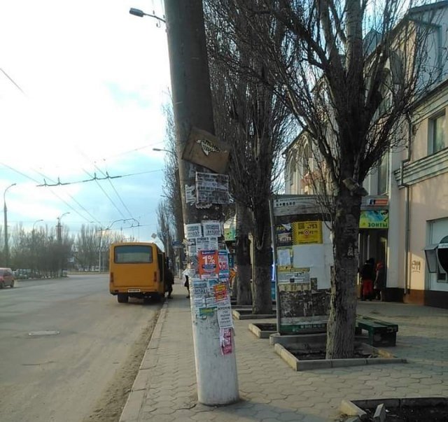 Херсонцев предупреждают об опасном столбе на автобусной остановке