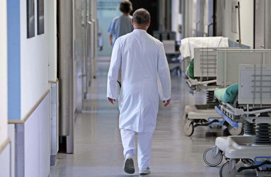 Медики массово уезжают из страны: за последний год больше 66 тысяч врачей и медицинского персонала покинули Украину