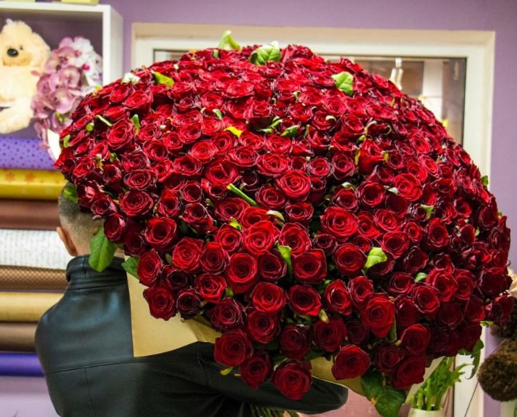 Миллион алых роз: херсонские мужчины радовали своих женщин в праздник роскошными букетами