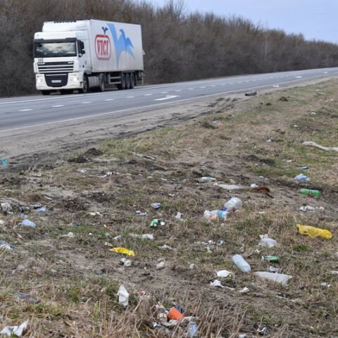 На дорогах Херсонской области образовался полиэтиленовый “апокалипсис”