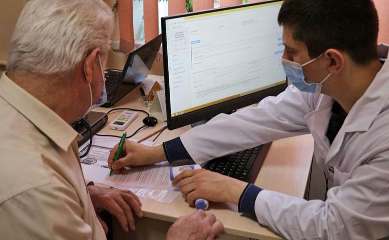 На Херсонщине в рамках второго этапа вакцинальной кампании прививают пожилых людей от 80 лет