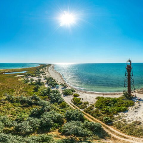 На острове Джарылгач у маяка снесут незаконно построенные сооружения