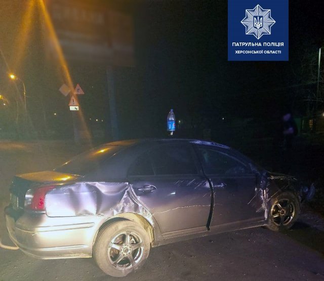 Ночное ДТП в Херсоне: автомобиль врезался в рекламную конструкцию и перевернулся