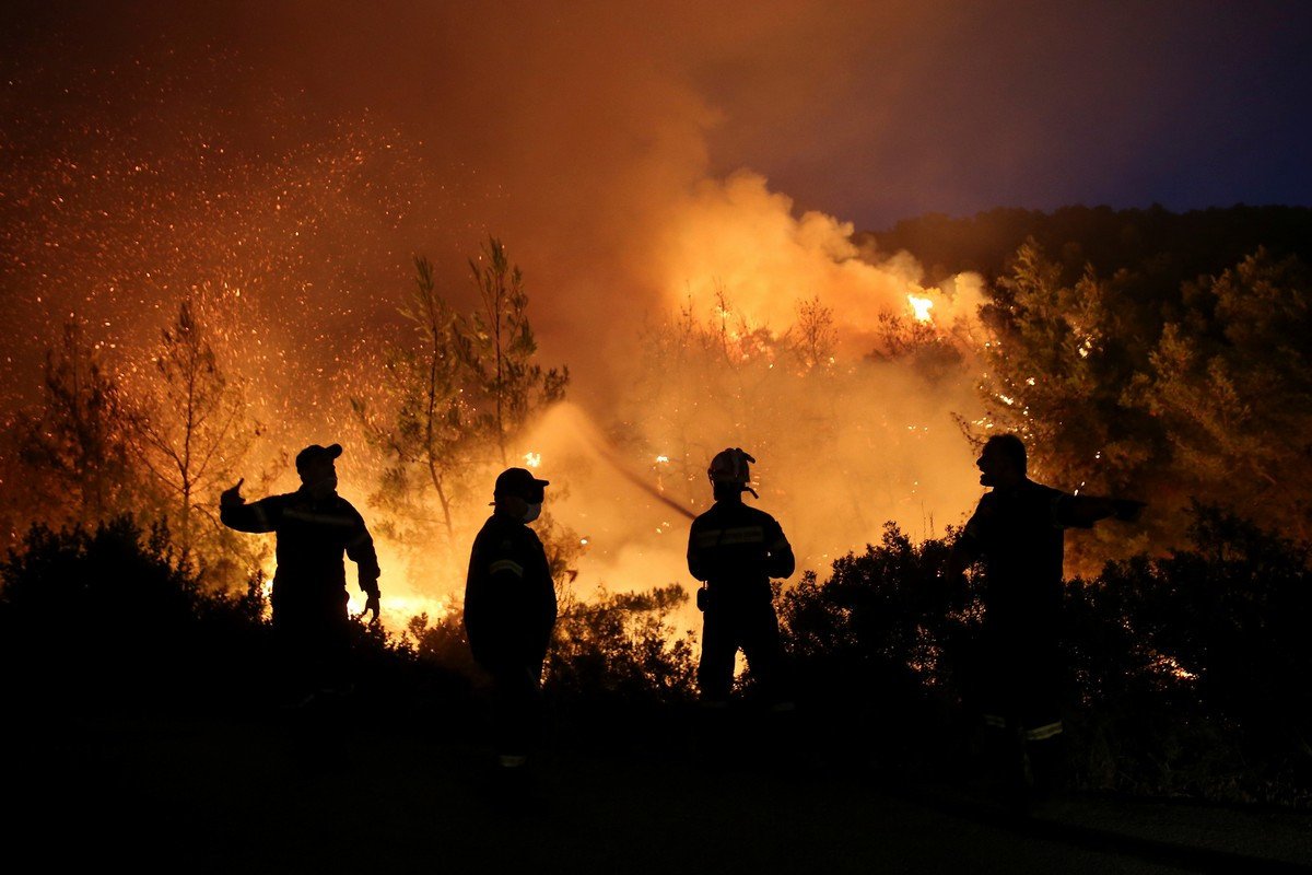 Новокаховские спасатели ликвидировали ночной пожар в лесу