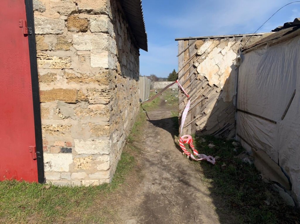 Тело пропавшей на Херсонщине девочки спрятали в мешке за сараем: новые подробности