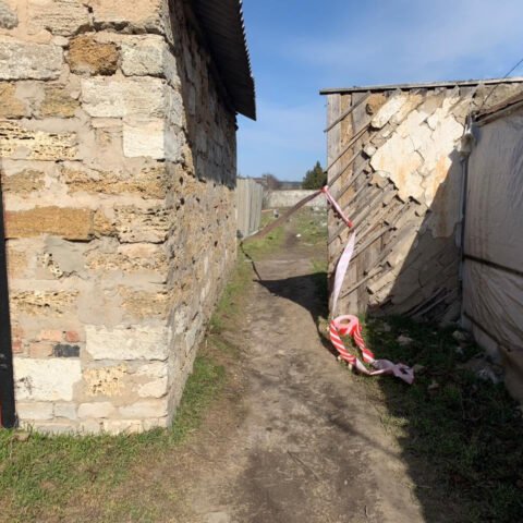 Тело пропавшей на Херсонщине девочки спрятали в мешке за сараем: новые подробности