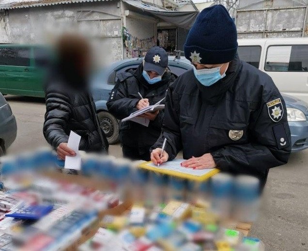 Участковые полицейские проводят рейды по борьбе с незаконной торговлей табачными изделиями