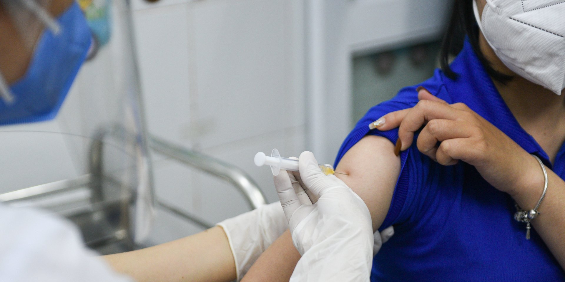 Укол вне очереди: как в Украине пытаются спасти кампанию вакцинации