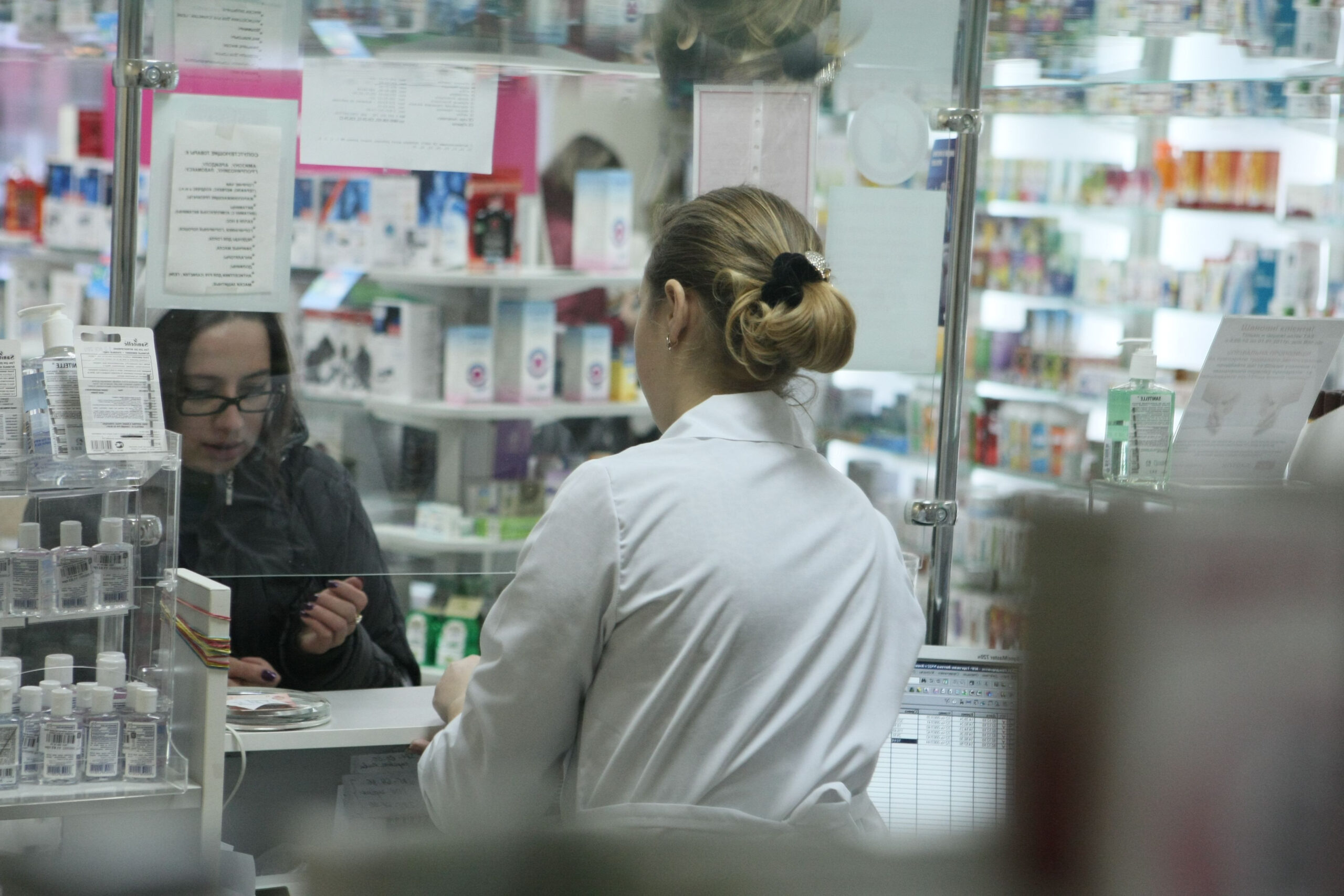 Украинским подросткам запретят покупать лекарства без паспорта: в чем суть и кому грозят штрафы