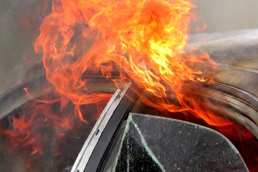 В Херсоне горел внедорожник "Mercedes": поджигателя задержали
