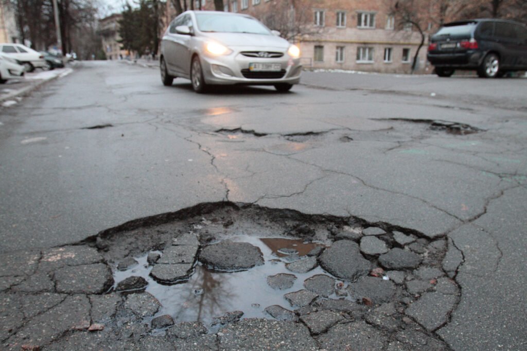 В Херсоне патрульные начали составлять акты по поводу ям на дорогах