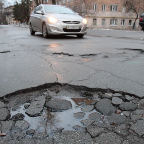 В Херсоне патрульные начали составлять акты по поводу ям на дорогах