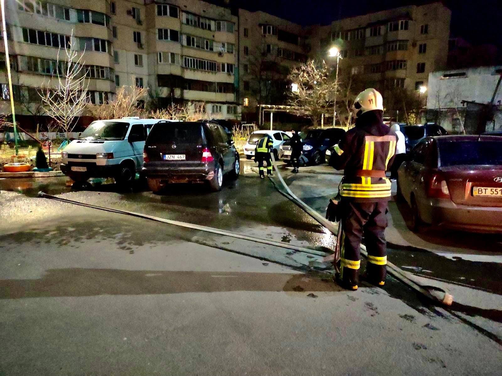 В Херсоне подожгли люксовое авто: камеры зафиксировали злоумышленника