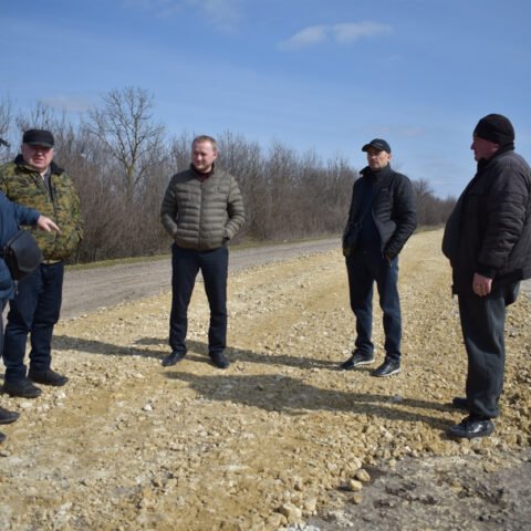 В Херсонской области ремонтируют дороги: усилия объединили фермеры и “автодоровцы”