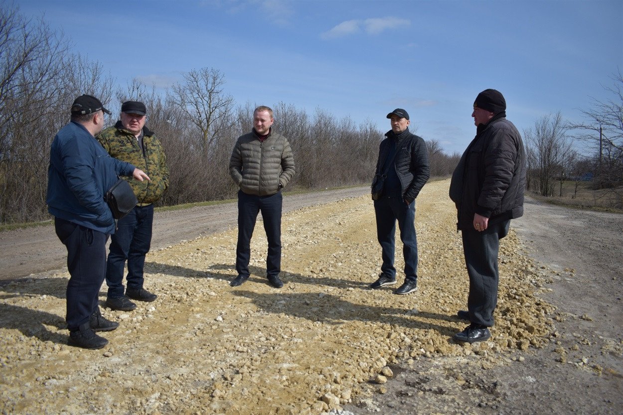 В Херсонской области ремонтируют дороги: усилия объединили фермеры и “автодоровцы”