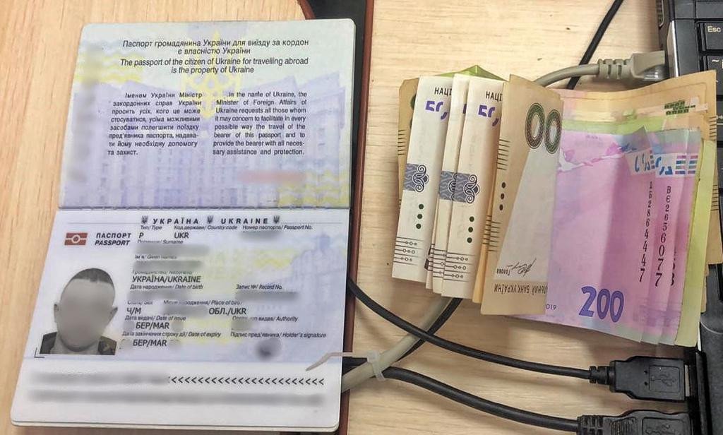 В КПВВ “Чонгар” пытались подкупить пограничника за 5 тысяч гривен
