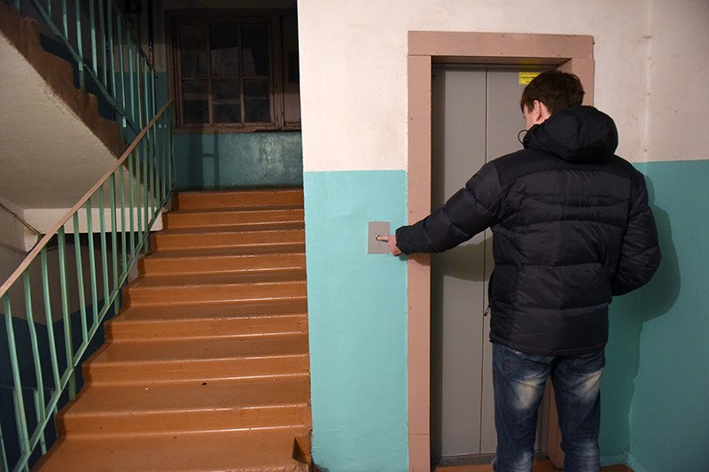 В Новой Каховке ранее судимые мужчина и женщина украли станцию управления лифтом в многоэтажке