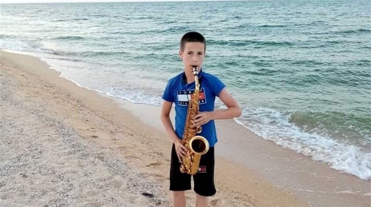 Вместо сцены — улица. Юный саксофонист будет играть под открытым небом для туристов на Арабатской Стрелке