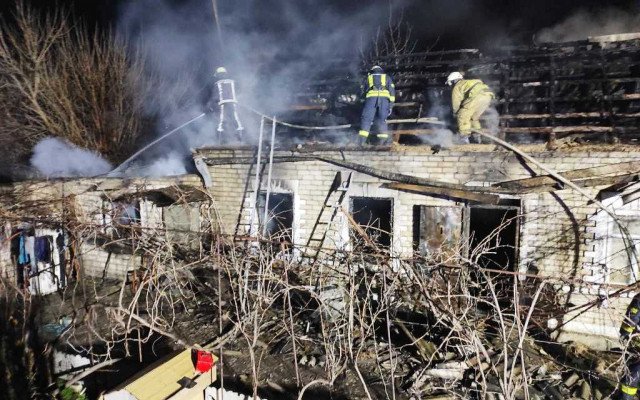 Возгорание жилого дома в пригороде Херсона тушили 15 спасателей и 3 пожарных машины