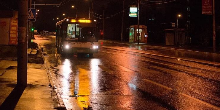 Вслед за троллейбусами: с 17 марта коммунальные автобусы в Херсоне будут работать до 23:00