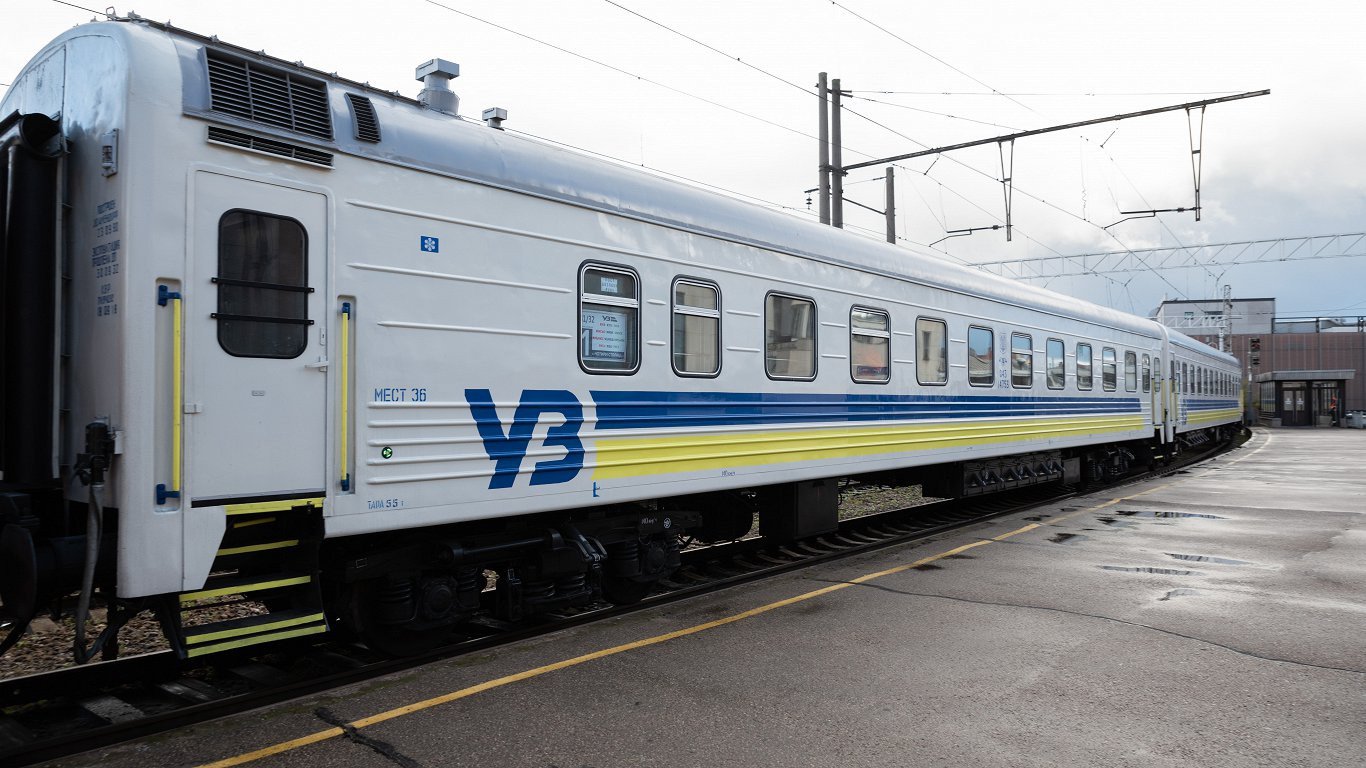 Из-за низкого спроса АТ “Укрзалізниця” отменила поезд “Херсон-Ужгород”