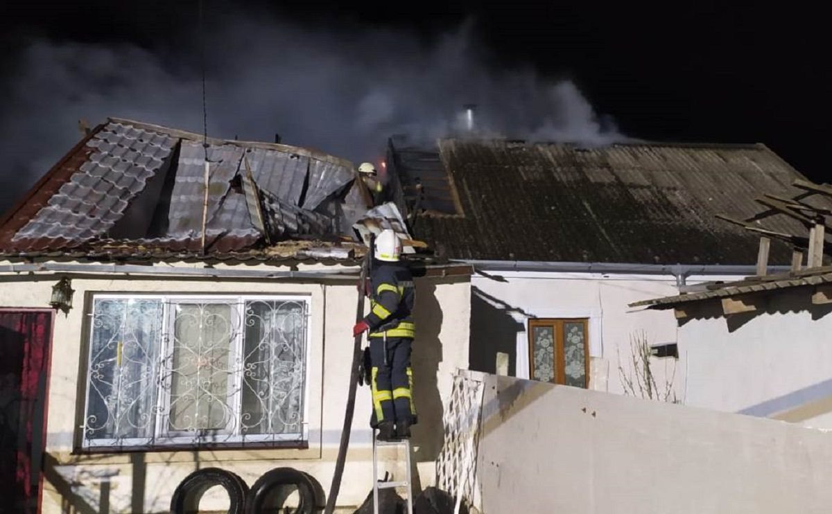 Херсонские спасатели ликвидировали пожар в жилом доме: обошлось без пострадавших
