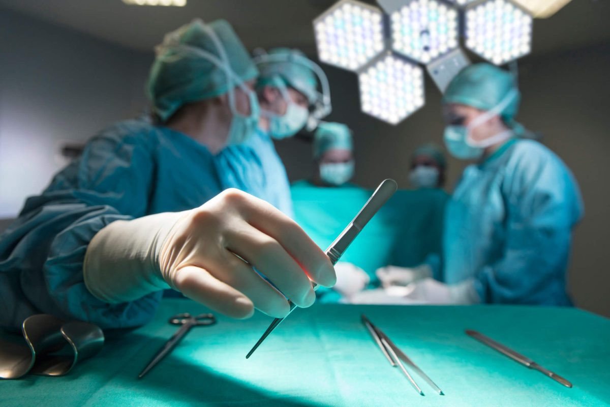 Херсонские врачи пришили подростку отрубленный палец